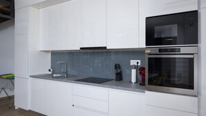 Wasserkocher mit Kaffee-/Teezubehör, Kühlschrank, Mikrowelle, Ofen