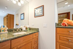 Douche, sèche-cheveux, serviettes fournies