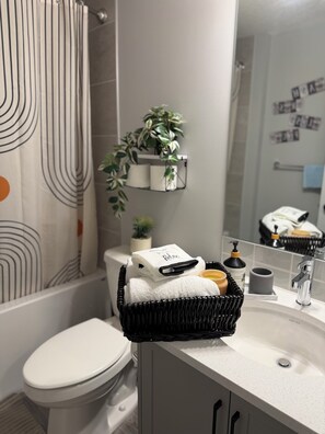 Haartrockner, Handtücher, Seife, Shampoo