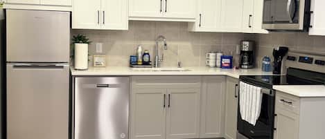 Réfrigérateur, micro-ondes, four, plaque de cuisson