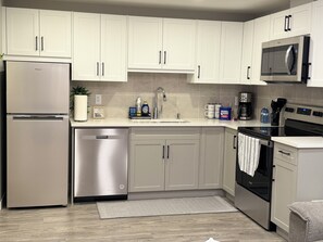 Jääkaappi, mikroaaltouuni, uuni, liesi