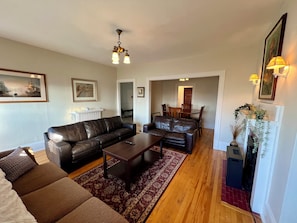 Smart TV, fireplace, printers - Suite stay in Uptown Saint John! Sleeps 12 TD Station & Aquatic Centre 5min walk (Saint John)