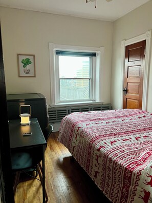 3 soverom, skrivebord, strykejern/-brett og reiseseng for barn