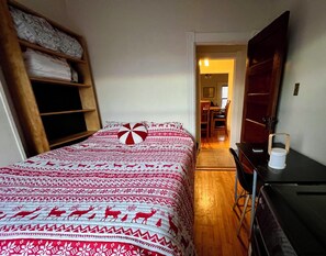 3 chambres, bureau, fer et planche à repasser, lit parapluie