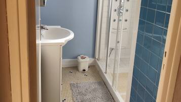 Handdukar, tvÄl och toalettpapper