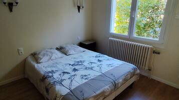 1 sovrum, strykjÀrn/strykbrÀda och sÀngklÀder