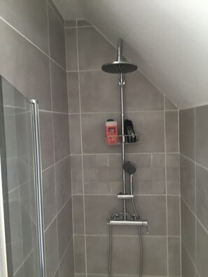 Douche, sèche-cheveux, papier toilette