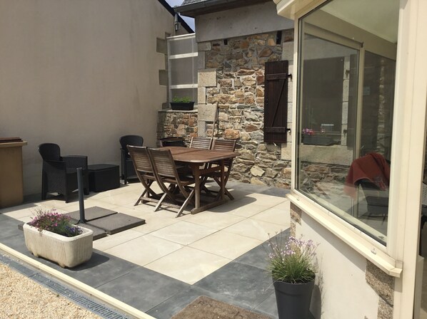 Outdoor dining - Fully renovated house Ideally located for visiting the pink granite coast (Lannion)