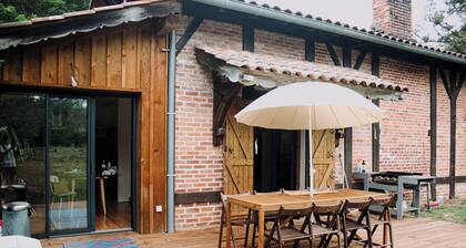 Renovated Landaise house close to the center, bike path on foot, not overlooked.
