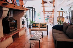 Smart TV, fireplace, books, stereo