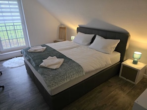 3 bedrooms, iron/ironing board, WiFi, bed sheets - Rural vacation home on Lake Heeder (Heede)