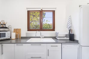 Fridge, microwave, oven, dishwasher - Holiday Home 'Casa En Sierra Calderona' with Mountain View, Wi-Fi and Air Conditioning (Serra)