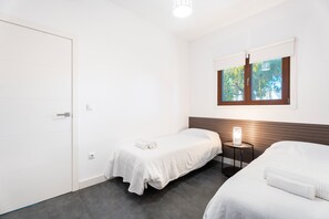 2 bedrooms, iron/ironing board, free WiFi, bed sheets