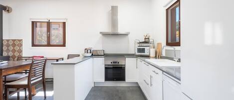 Kühlschrank, Mikrowelle, Ofen, Geschirrspüler