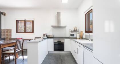 Holiday Home 'Casa En Sierra Calderona' with Mountain View, Wi-Fi and Air Conditioning