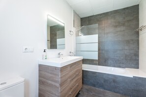 Regadera, secadora de cabello, toallas