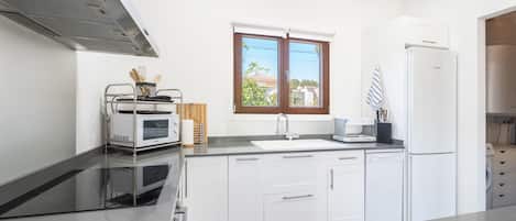 Refrigerador, microondas, horno, lavavajillas