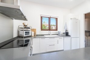 Jääkaappi, mikroaaltouuni, uuni, astianpesukone