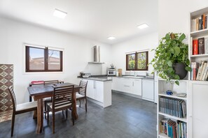 Fridge, microwave, oven, dishwasher - Holiday Home 'Casa En Sierra Calderona' with Mountain View, Wi-Fi and Air Conditioning (Serra)