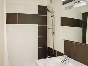 Serviettes fournies, savon, papier toilette