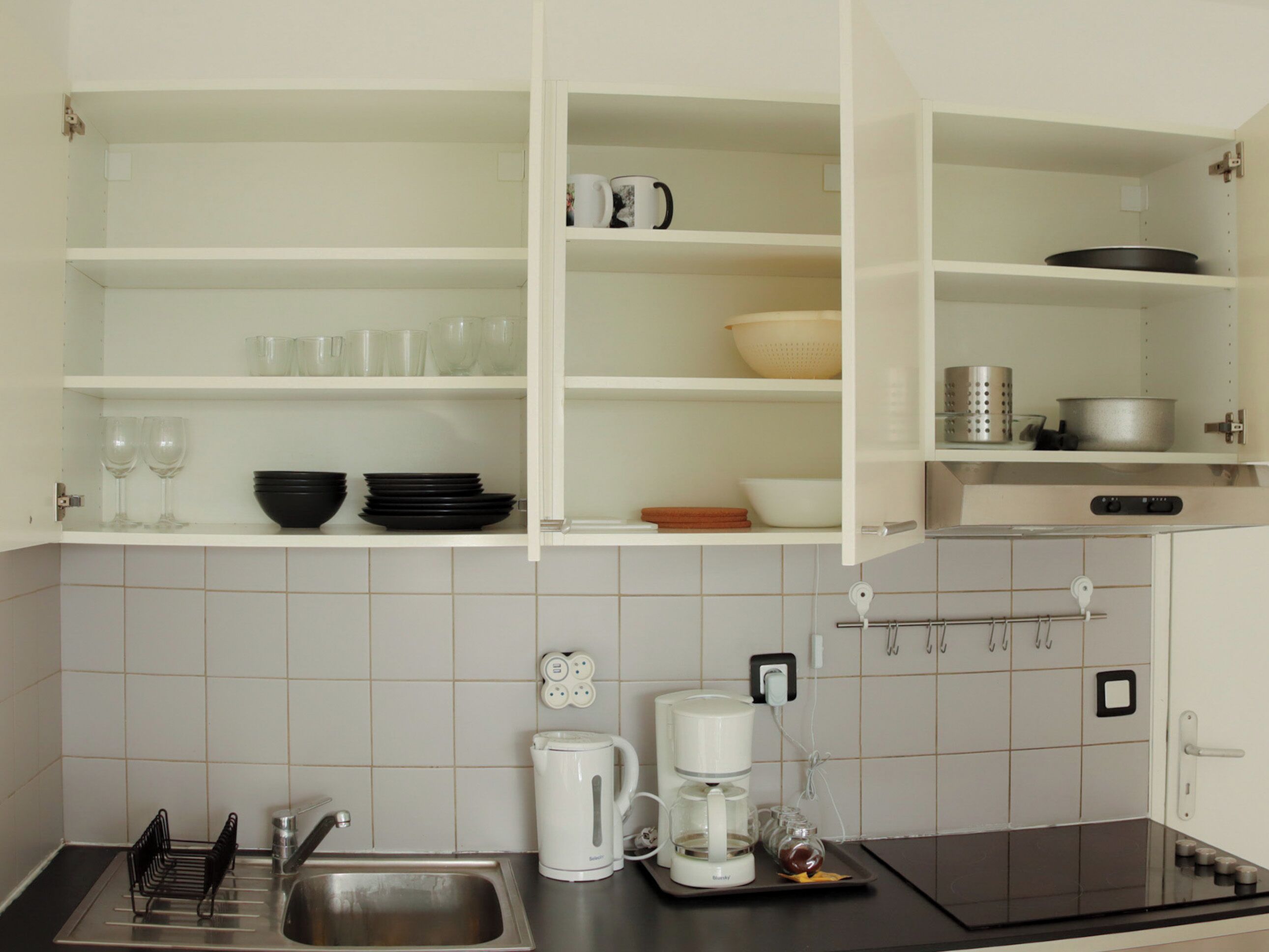 冷蔵庫、電子レンジ、オーブン、コンロ