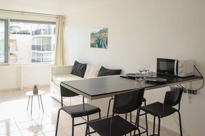 Interior - 400m from the beach in the town center, bright, fully-equipped with bathtub (La Grande-Motte)