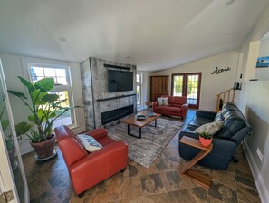 Fireplace - 3-bedroom house in wonderful Clarksburg, Town of Blue Mountains, with AC, WiFi (Clarksburg)