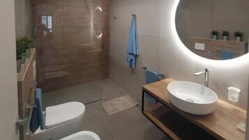 Dusche, Haartrockner, Bidet, Handtücher