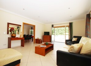 Villa | Living area - Villa in Albufeira With Private Pool & Beaches (Albufeira)