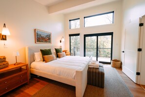 2 bedrooms, free WiFi, bed sheets - Maynard's Retreat | Hocking Hills, Modern, Hot Tub (Rockbridge)