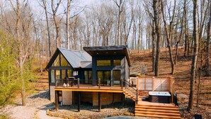 A modern cabin with a deck, a hot tub, and a fire pit. - Maynard's Retreat | Hocking Hills, Modern, Hot Tub (Rockbridge)