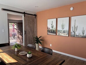 Dining - Hot tub stargazing, pet friendly! Downtown & hiking nearby. Ideal for Gem Show. (Tucson)
