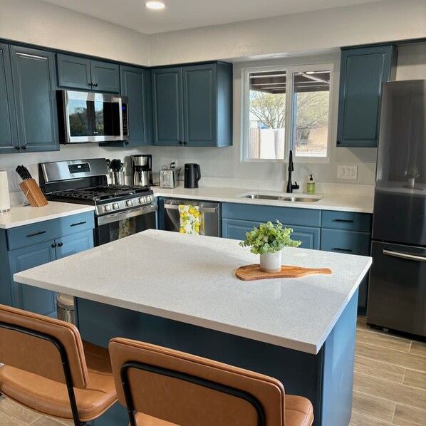 Fridge, microwave, oven, stovetop - Hot tub stargazing, pet friendly! Downtown & hiking nearby. Ideal for Gem Show. (Tucson)