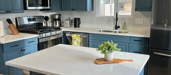 Hot tub stargazing, pet friendly! Downtown & hiking nearby.