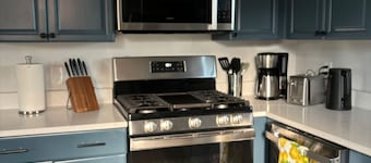 Hot tub stargazing, pet friendly! Downtown & hiking nearby. Ideal for Gem Show.
