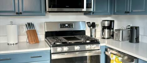 ثلاجة، ميكروويف، فرن، موقد طهي مسطح