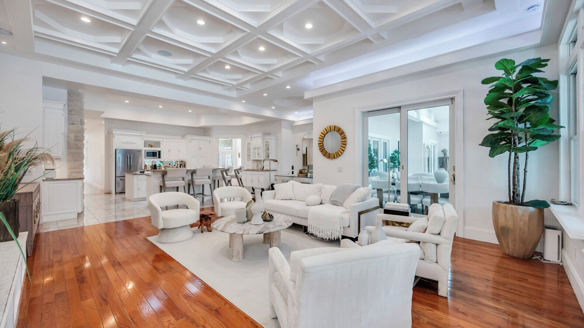 Älytelevisio, takka, pöytätennispöytä, stereot