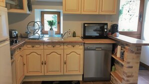 Coffee/tea maker, fridge, microwave, oven - Breton cottage in the countryside, calm & comfort (Locoal-Mendon)
