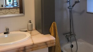 A bathroom with a sink, mirror, towel, and shower. - Breton cottage in the countryside, calm & comfort (Locoal-Mendon)