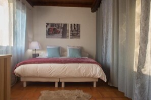 4 slaapkamers, een bureau, een strijkplank/strijkijzer, reisbedje