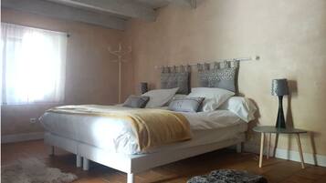 4 soverom, skrivebord, strykejern/-brett og reiseseng for barn