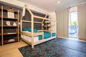 2 bedrooms, iron/ironing board, WiFi, bed sheets - MCM modern architectural gem four houses from the bay in Naples, Long Beach. (Long Beach)