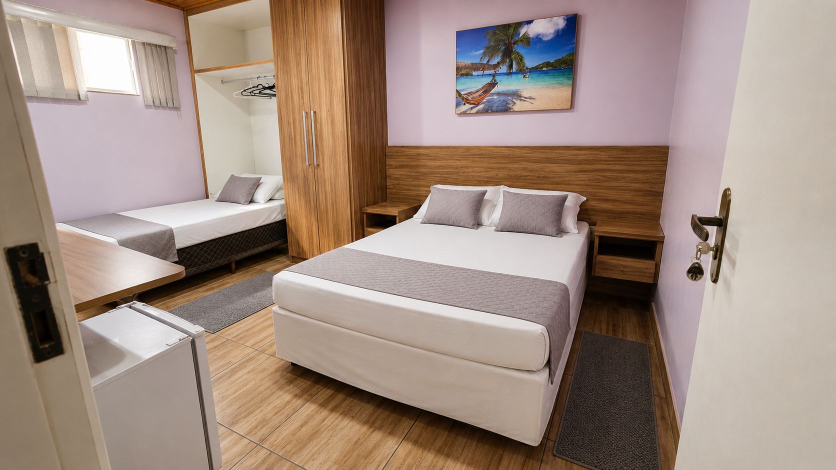Een slaapkamer met een bed, een bureau en een kledingkast.