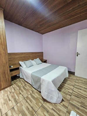 Familien-Vierbettzimmer | Laptopgeeigneter Arbeitsplatz, kostenloses WLAN