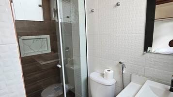 Family Quadruple Room | Bathroom | Shower, towels, toilet paper