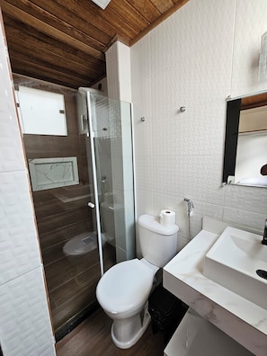 Family Quadruple Room | Bathroom - Alice Suites (Arraial do Cabo)