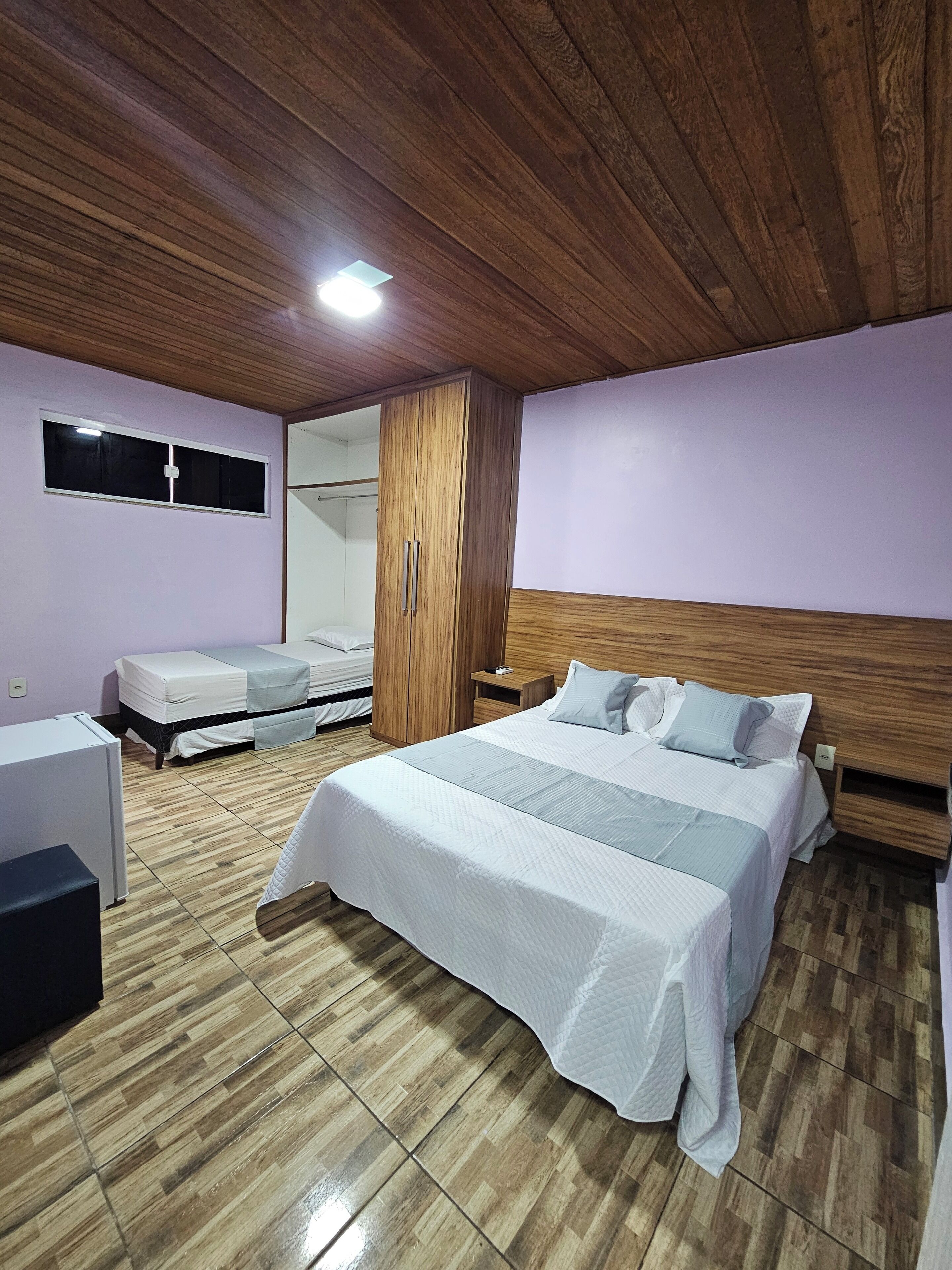 Habitación cuádruple familiar | Espacio para trabajar con un portátil y wifi gratis