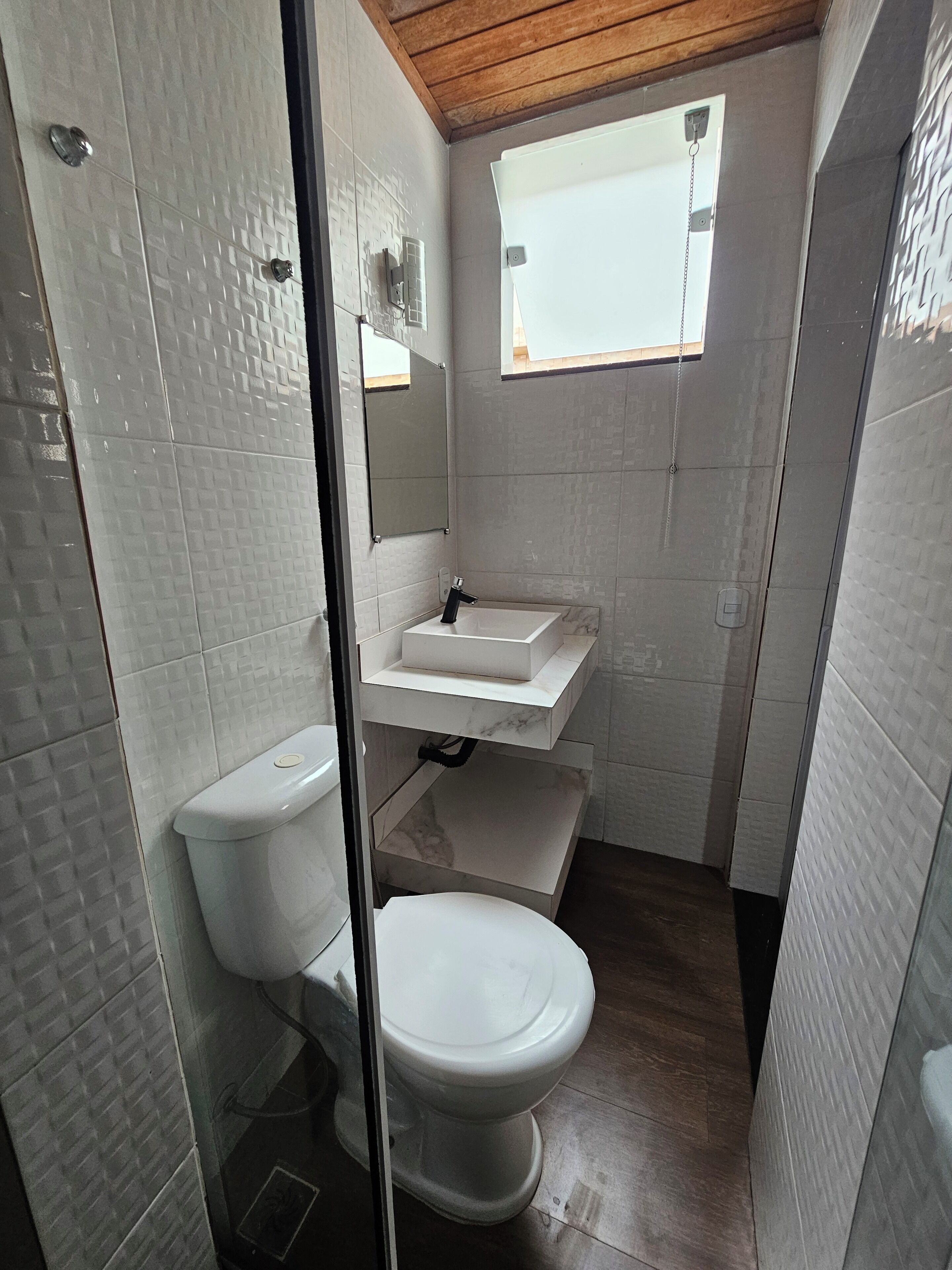 Familieværelse til 4 personer | Badeværelse | Bruser, håndklæder, Toiletpapir