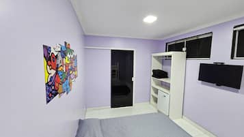 Family Room | Laptop workspace, free WiFi