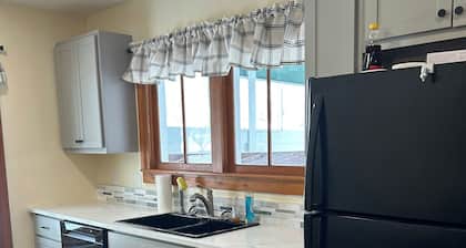 Spacious 5-bedroom house, WiFi, AC, 1 block from Lake & Main St.